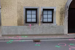 Die Polizei hatte mehrfach auf den Bewaffneten geschossen. Unter anderem gibt es ein Einschussloch in einem Fenster hier am Tatort. - © Philipp von Ditfurth/dpa