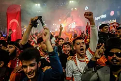 Frankfurt rüstet sich für den Ansturm von Fans des türkischen Meisters Galatasaray Istanbul. - © Emrah Gurel/AP/dpa