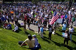 Auch in Charlotte im Bundesstaat North Carolina versammelten sich Demonstranten. - © Erik Verduzco/AP/dpa