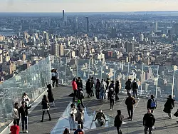 Hoch &uuml;ber dem H&auml;usermeer. - &copy; Benno Schwinghammer/dpa