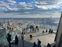 Terrasse mit Aussicht: &laquo;The Edge&raquo;. - &copy; Benno Schwinghammer/dpa