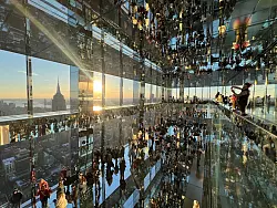 Sonnenuntergang im Spiegelkabinett. - &copy; Benno Schwinghammer/dpa