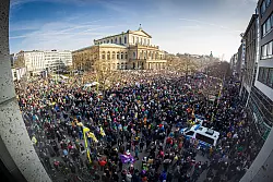Auf dem Opernplatz in Hannover protestieren Menschen gegen Rechtsextremismus. - © Moritz Frankenberg/dpa