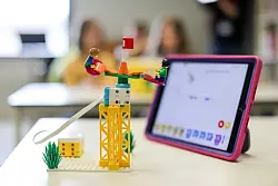 Künstliche Intelligenz soll helfen, Basiskompetenzen zu stärken. (Archivbild) - © Jan Woitas/dpa