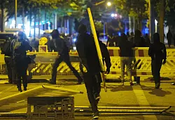 Autonome errichten Barrikaden aus Baustellenabsperrungen. - &copy; Sebastian Willnow/dpa