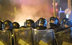 Polizisten sch&uuml;tzen sich. - &copy; Sebastian Willnow/dpa