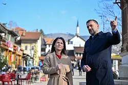 Annalena Baerbock und ihr bosnisch-herzegowinischer Amtskollege Elmedin Konakovic in der Altstadt von Sarajevo. - &copy; Soeren Stache/dpa