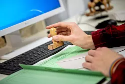 Wem ein sicherer Job wichtig ist, der kann &uuml;ber eine Beamtenlaufbahn nachdenken - zum Beispiel im Justizwesen. - &copy; Zacharie Scheurer/dpa-tmn