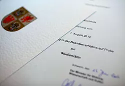 Nach erfolgreicher Probezeit gilt die Verbeamtung in aller Regel auf Lebenszeit. - &copy; Jens B&uuml;ttner/dpa/dpa-tmn
