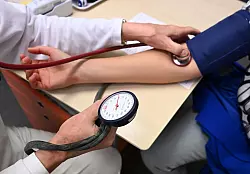 Kassen&auml;rzte-Chef Andreas Gassen fordert eine "Kontaktgeb&uuml;hr" bei Arztbesuchen. (Symbolbild) - &copy; Bernd Wei&szlig;brod/dpa