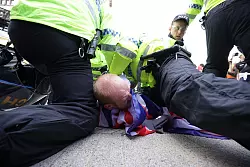 Stellenweise gab es neue Ausschreitungen. - &copy; James Speakman/PA Wire/dpa