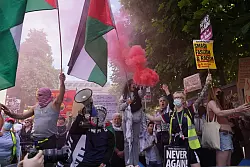 In Leeds gingen auch Gegendemonstranten auf die Stra&szlig;e. - &copy; Owen Humphreys/PA Wire/dpa