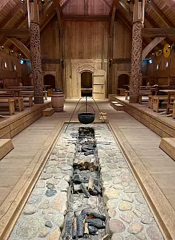 60 Meter lang, 10 Meter hoch: Nachbau der großen Königshalle im «Land der Legenden». - © Friederike Ostermeyer/dpa-tmn