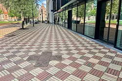 Heute in der Fußgängerzone von Odense: Das Kreuz, das den einstigen Altar und Sterbeort des letzten Wikingerkönigs Knud IV. markiert. - © Friederike Ostermeyer/dpa-tmn