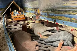 Nachbau vom Königsgrab in Ladby, wie es für das Begräbnis wohl hergerichtet war. - © Friederike Ostermeyer/dpa-tmn