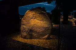 Runensteine von Jelling: Der «Geburtsort unseres Landes», sagt ein Guide. - © Bang Clemme Film & Openhouse/Visit Denmark/dpa-tmn