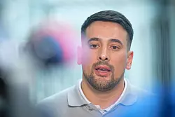 Der Anwalt der Zwölfjährigen, Simón Barrera González, glaubt nicht, dass es einen Messerangriff mit unmittelbarer Lebensgefahr für die Beamten gegeben hat. - © Henning Kaiser/dpa