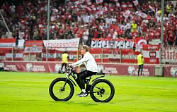 Zuletzt war Ralf Rangnick verletzungsbedingt noch mit dem E-Bike unterwegs. (Archivbild) - © Georg Hochmuth/APA/dpa