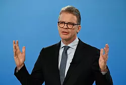 Deutsche-Bank-Chef Sewing setzt auf mehr privates Kapital für den Ausbau der Infrastruktur (Archivbild) - © Arne Dedert/dpa