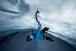 Extrem unterwegs: Profibergsteiger Rudolf Hauser klettert an einer Eiswand hoch. - © Stefan Voitl/dpa-tmn