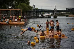 Wegen der regen Nachfrage bleiben zwei der Freib&auml;der in der Seine bis in den September hinein ge&ouml;ffnet. (Archivbild) - &copy; Thomas Padilla/AP/dpa