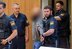 Am ersten Tag des Prozesses war der Hauptangeklagte in Hand- und Fu&szlig;fesseln hereingef&uuml;hrt worden. (Archivfoto) - &copy; Peter Kneffel/dpa