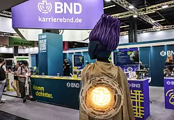 Eine Cosplayerin mit dem kryptischen Namen AJ unterst&uuml;tzt den BND. - &copy; Oliver Berg/dpa