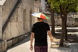 Ein Schirm kann bei dem unsteten Wetter nicht schaden - &copy; Socrates Baltagiannis/dpa