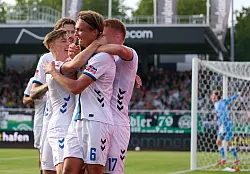Paderborn jubelt &uuml;ber das 1:0 durch Luis Engelns. - &copy; Bernd Thissen/dpa