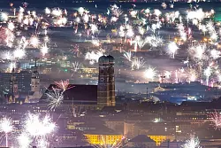 Silvesterfeuerwerk &uuml;ber der Kulisse der Stadt M&uuml;nchen zu sehen. - &copy; Lennart Preiss/dpa