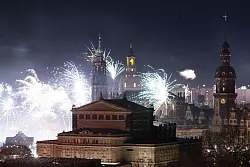Silvesterfeuerwerk &uuml;ber der barocken Stadtsilhouette von Dresden. - &copy; Sebastian Kahnert/dpa