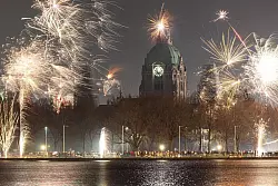 Feuerwerk am Himmel &uuml;ber dem Maschsee und dem Neuen Rathaus in Hannover. - &copy; Michael Matthey/dpa