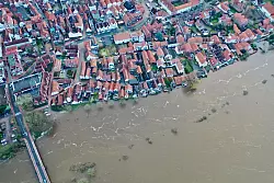 Blick auf die teilweise unter Wasser stehende Altstadt von Verden an der Aller. In weiten Teilen Niedersachsens bleibt die Hochwasserlage angespannt. - &copy; -/dpa
