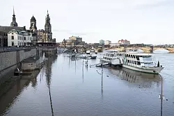 An der Elbe in Dresden entspannt sich die Hochwasserlage ein wenig. - &copy; Sebastian Kahnert/dpa