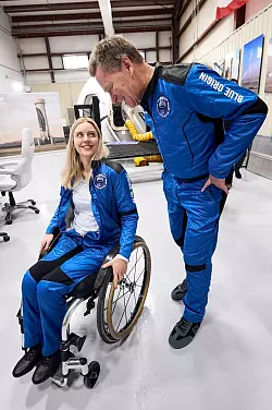 Ingenieurin Michaela Benthaus und der pensionierte Manager Hans Koenigsmann sind die beiden Deutschen an Bord der Blue-Origin-Rakete. - &copy; Uncredited/Blue Origin/AP/dpa