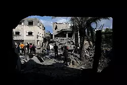 Palästinensische Bürger begutachten die Schäden in ihren Häusern. - © Samar Abu Elouf/ZUMA Press Wire/dpa