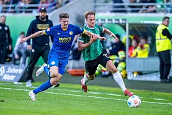 Oscar Vilhelmsson (r) brachte M&uuml;nster fr&uuml;h in F&uuml;hrung. - &copy; David Inderlied/dpa