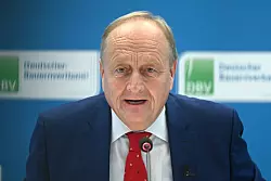Bauernpräsident Joachim Rukwied sagte in Berlin: «Der Motor stottert weiter.» - © Elisa Schu/dpa