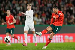 Auch mit 40 Jahren immer noch Portugals Anführer: Cristiano Ronaldo. - © Armando Franca/AP/dpa