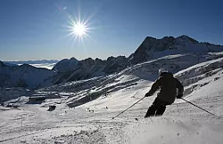 Zum Saisonstart sah es schneemäßig auf der Zugspitze nicht schlecht aus. (Archivbild) - © Angelika Warmuth/dpa