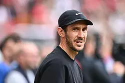 Am Sonntag treffen der SC und Trainer Julian Schuster auf Bayer Leverkusen. - © Silas Stein/dpa