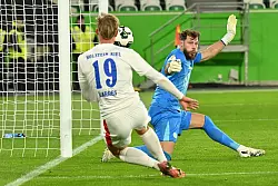 Wolfsburgs Torwart Marius Müller im Pokalspiel gegen Holstein Kiel. - © Swen Pförtner/dpa