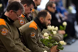 Auch f&uuml;r viele Retter war das Geschehen in Crans-Montana ersch&uuml;tternd. - &copy; Michael Buholzer/KEYSTONE/dpa