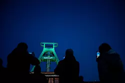 Ein Hingucker: Das Bergbau-Museum bei Dunkelheit im neuen Farbglanz. - &copy; Fabian Strauch/dpa