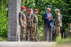 Kanzler Merz warnt vor falschem Sicherheitsgefühl und verlang mehr Verteidigungsanstrengungen. - © Michael Kappeler/dpa-Pool/dpa