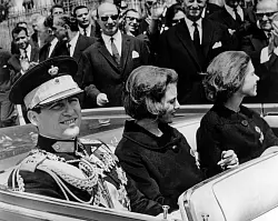 Der griechische K&ouml;nig Konstantin mit seiner Braut, Prinzessin Anne-Marie von D&auml;nemark (M) und seiner Schwester Prinzessin Irene (r) bei seinem ersten offiziellen Staatsbesuch in Mazedonien (Jugoslawien). - &copy; DB/A9999_DB/dpa