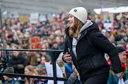 Klimaschutz-Aktivistin Luisa Neubauer kritisierte auf der Kundgebung in Berlin die FDP besonders scharf. - © Monika Skolimowska/dpa