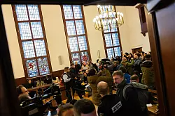 Zuschauer demonstrieren nach dem Urteil im Prozess mit fünf angeklagten Polizeibeamtinnen und -beamten im Gerichtssaal des Landgerichts. - © Rolf Vennenbernd/dpa