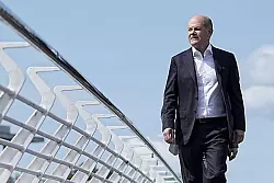 Bundeskanzler Olaf Scholz kommt zur Sommer-Pressekonferenz in das Haus der Bundespressekonferenz. Kurz vor seinem Urlaub stellt sich der Kanzler f&uuml;r etwa 90 Minuten den Fragen der Hauptstadtjournalisten. - &copy; Michael Kappeler/dpa