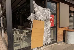 Beh&ouml;rden lassen ein Restaurant schlie&szlig;en. - &copy; Ahmed Deeb/dpa